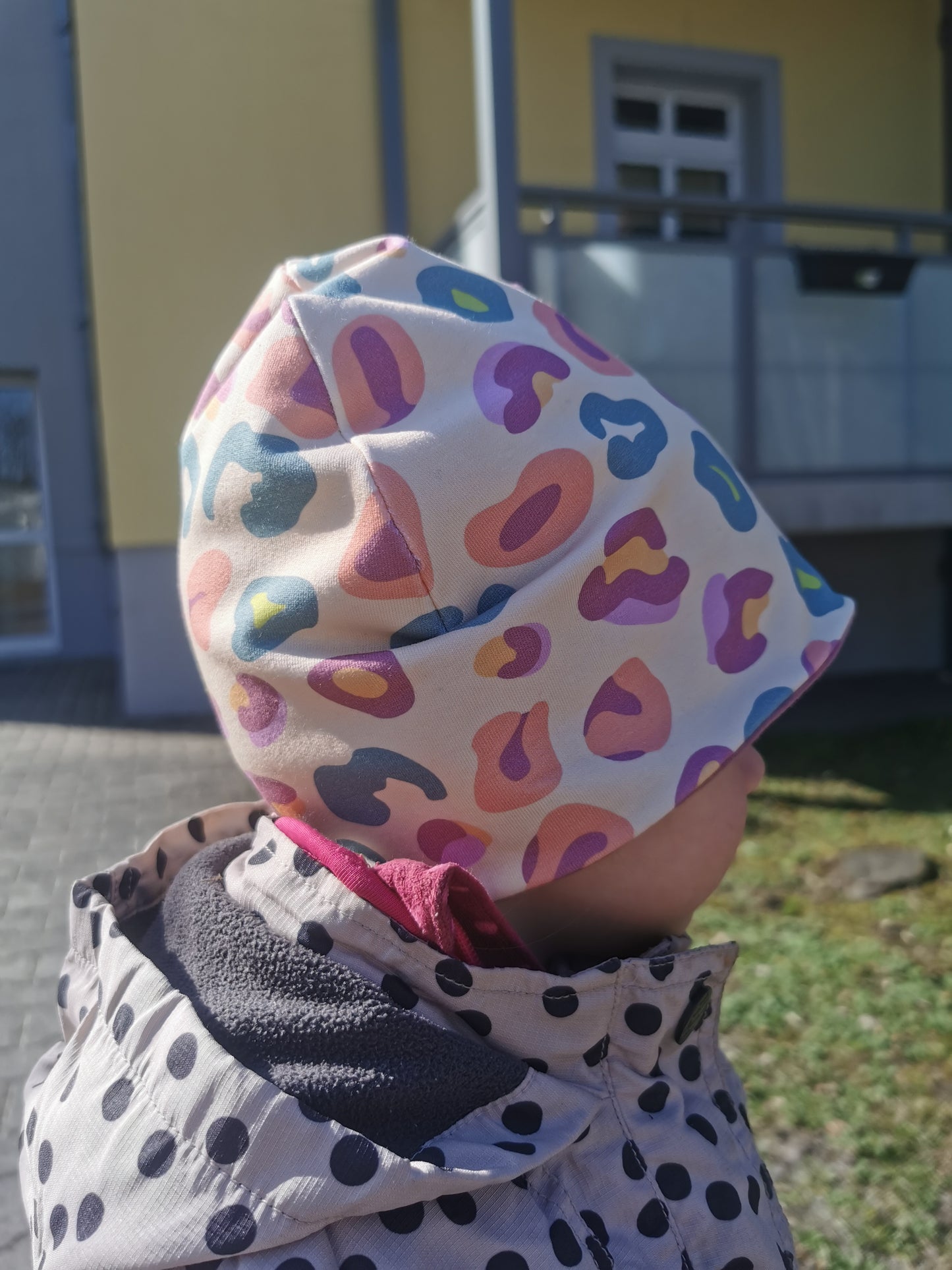 Selbst genähte Kindermütze aus Leo Print Stoff – Confetti Leo in hellen Pastelltönen. Reaktivdruck auf Öko-Tex Standard 100 zertifizierten Stoffqualitäten, Meterware für Kinderkleidung.