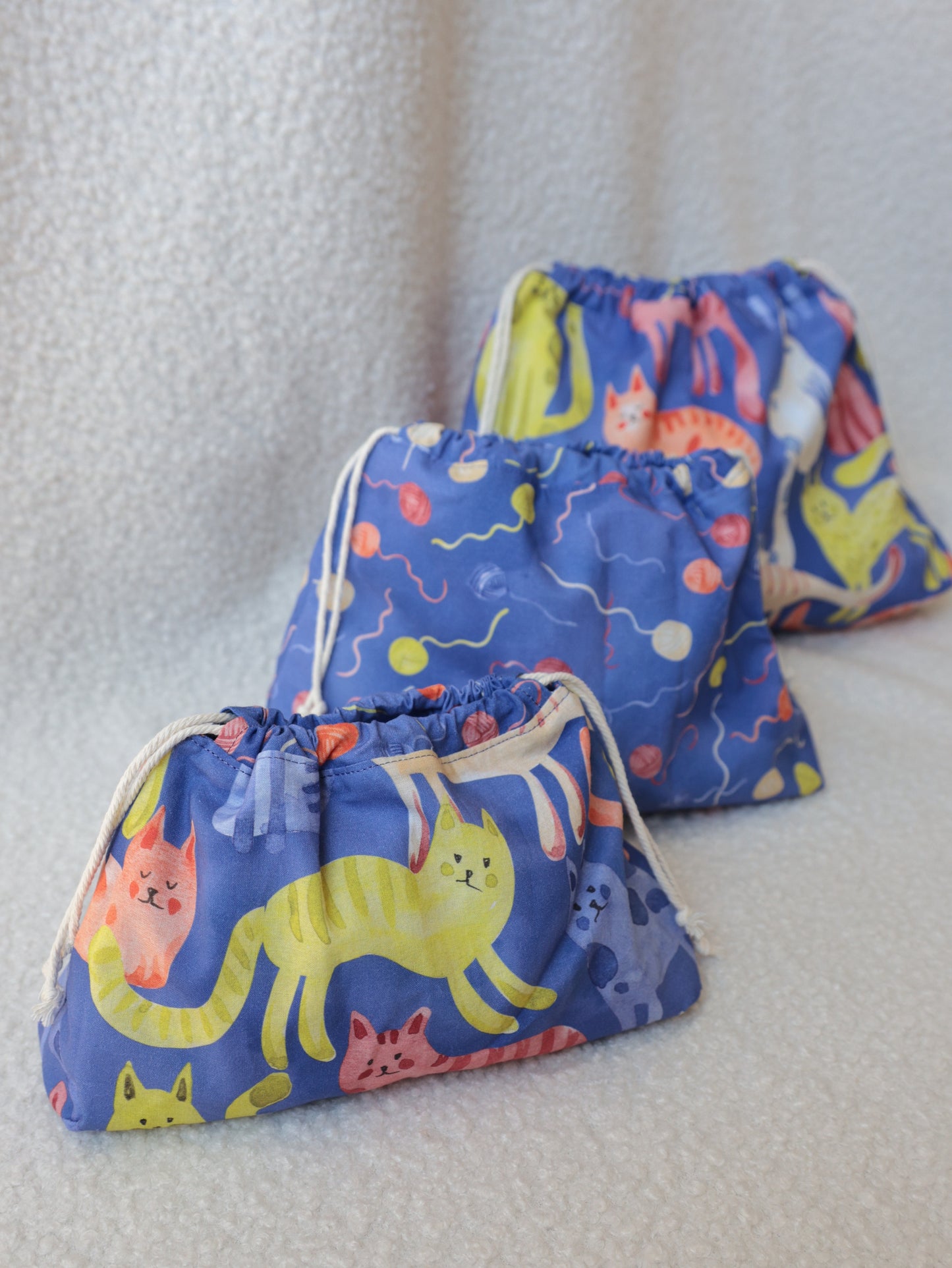 Selbstgenähter Beutel aus Katzenstoff Katzenbande, Kordelzugtasche mit buntem Katzenmotiv