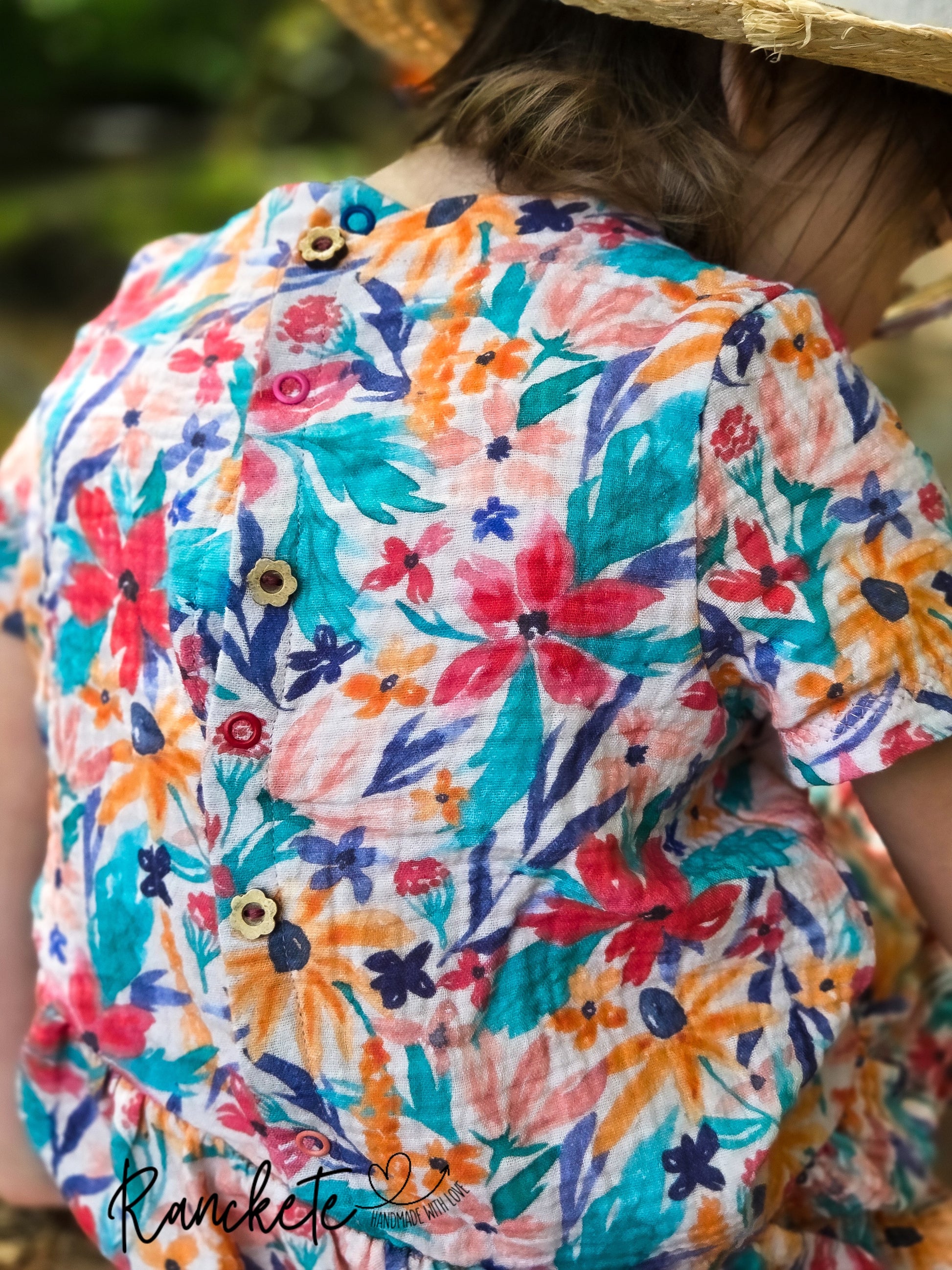 Selbst genähtes Kinderkleid aus Blumenstoff Wildflower Apricot – weites Sommerkleid aus Musselin mit Aquarellblüten in Rot, Orange und Grün. Reaktivdruck Meterware, Öko-Tex Standard 100.