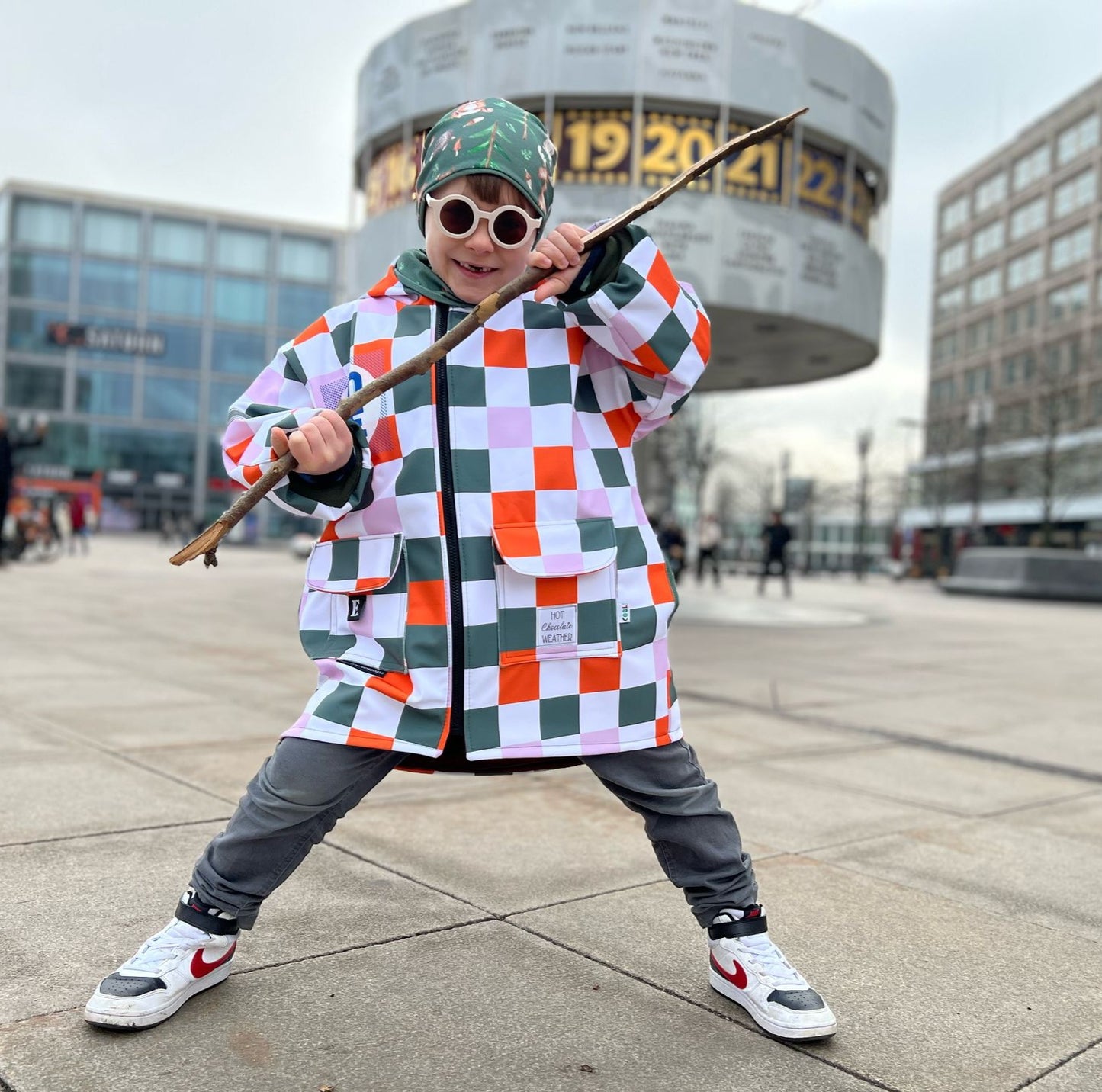 Selbst genähte Kinderjacke aus Kombistoff Karo Waldfreunde in Orange, Grün und Flieder – Softshelljacke mit Kapuze und Taschen, kombiniert mit Waldtier-Mütze und Loop. Reaktivdruck Meterware, Öko-Tex Standard 100.