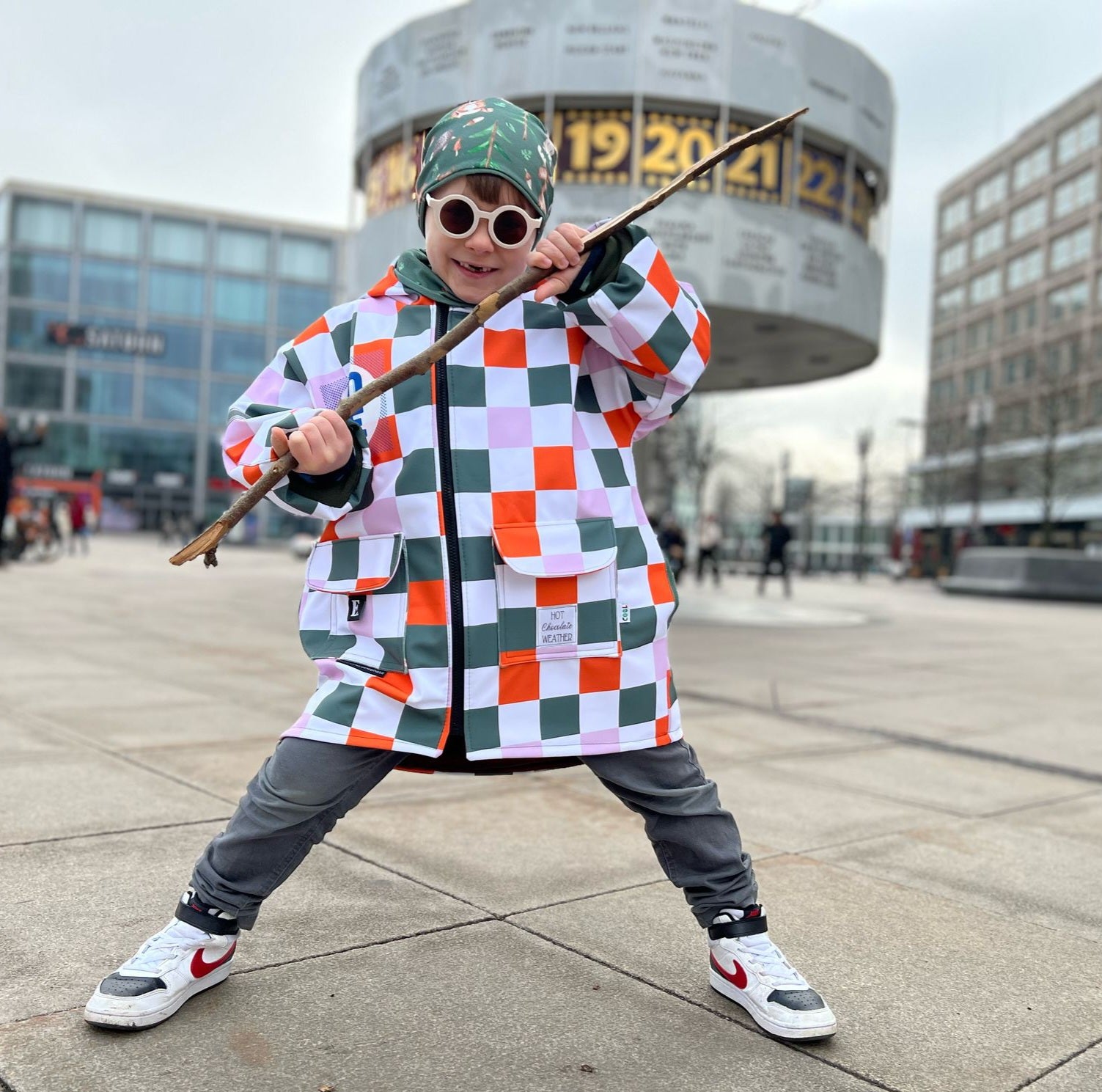 Selbst genähte Kinderjacke aus Kombistoff Karo Waldfreunde in Orange, Grün und Flieder – Softshelljacke mit Kapuze und Taschen, kombiniert mit Waldtier-Mütze und Loop. Reaktivdruck Meterware, Öko-Tex Standard 100.