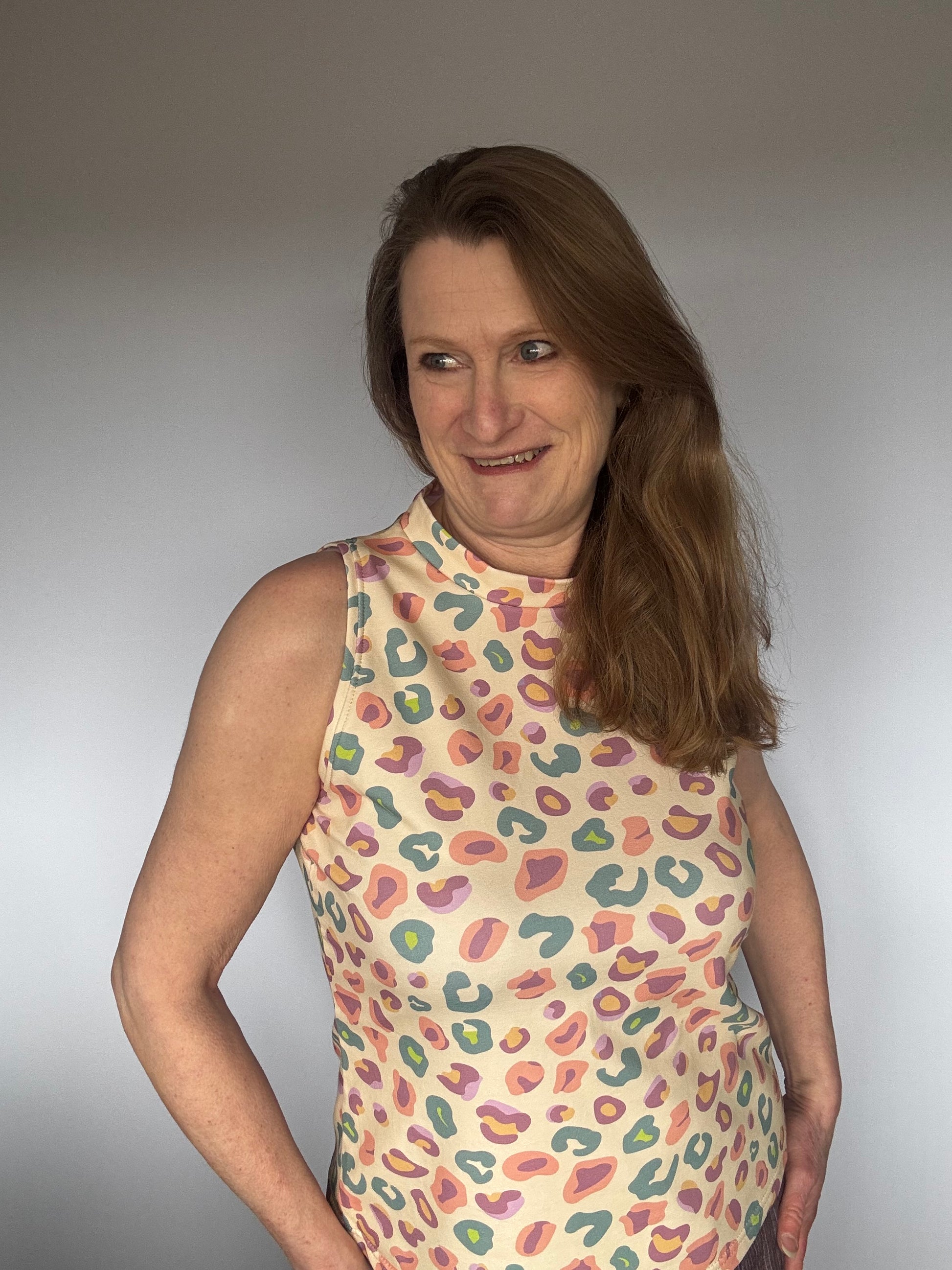 Selbst genähte Damenbluse aus Leo Print Stoff – ärmelloser Schnitt mit Stehkragen aus Confetti Leo in Creme-Mauve-Salbei. Reaktivdruck Meterware, Öko-Tex Standard 100.