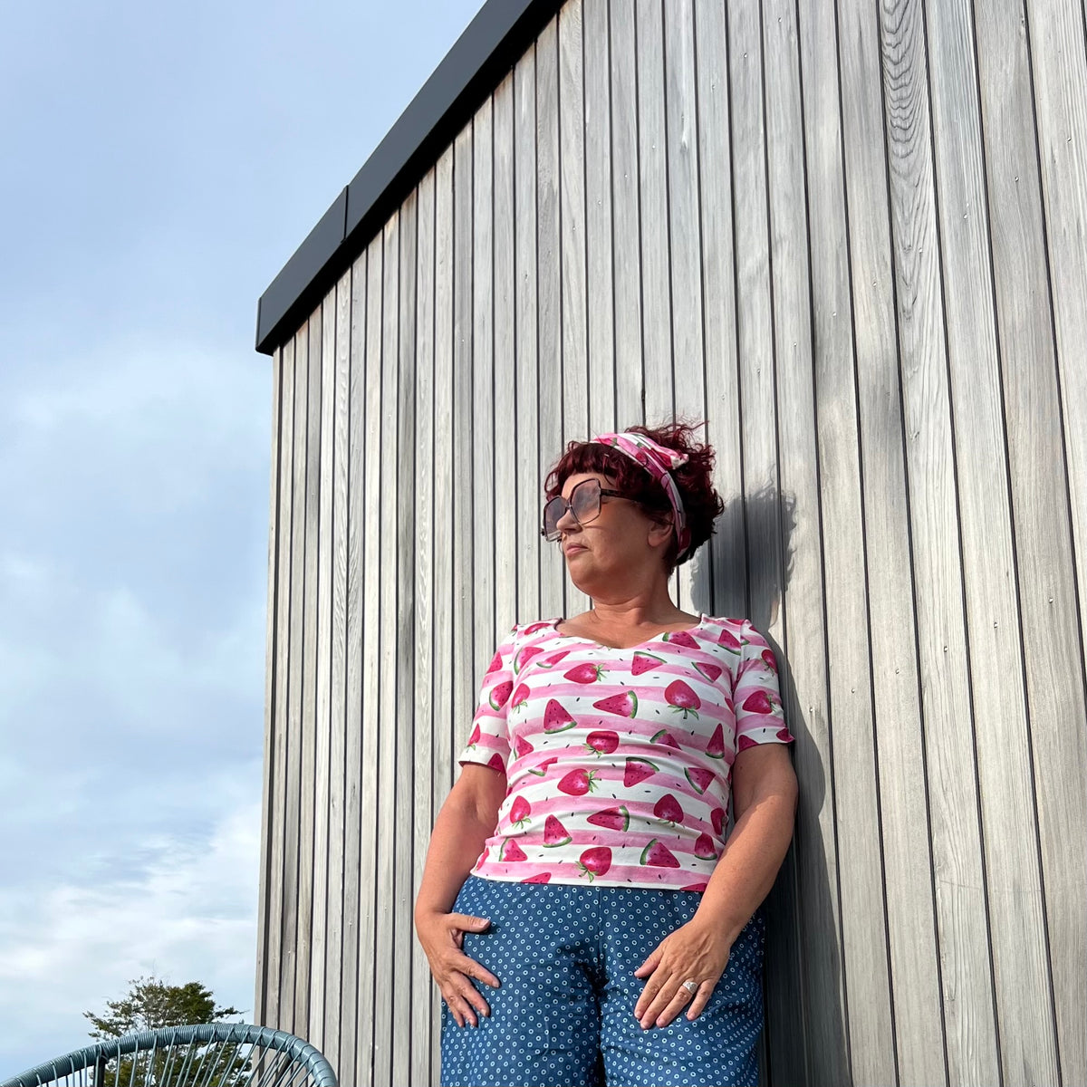 Erdbeerstoff – Aquarelldesign mit Streifen in Weiß-Pink