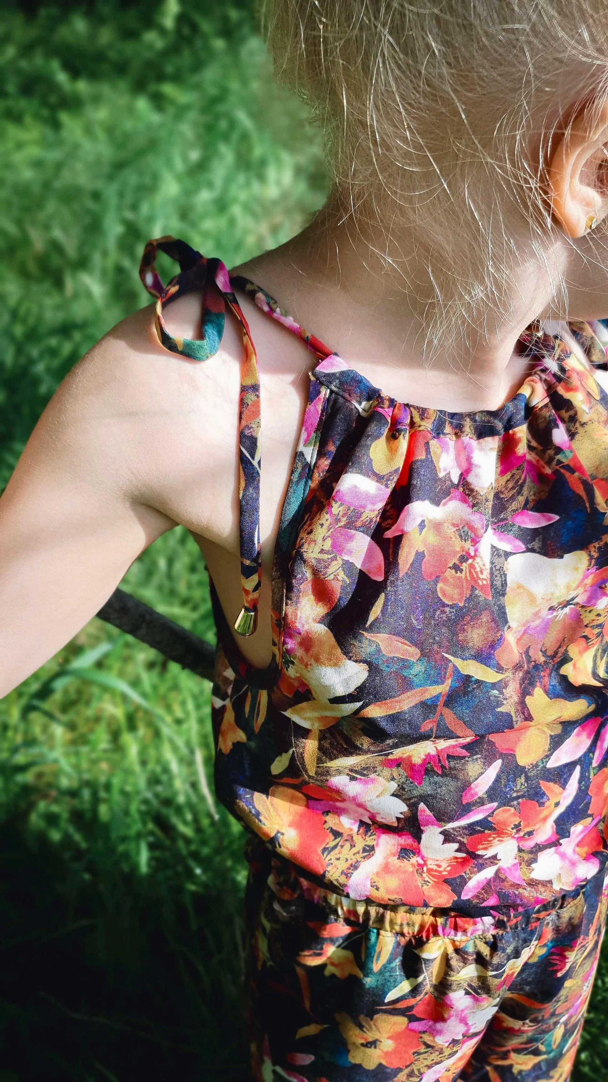 Schnittmuster Jumpsuit Pernille Detailansicht – Kordelzug am Halsausschnitt aus buntem Webware-Blumendruck, individuell anpassbar, Variante ohne Rüschen