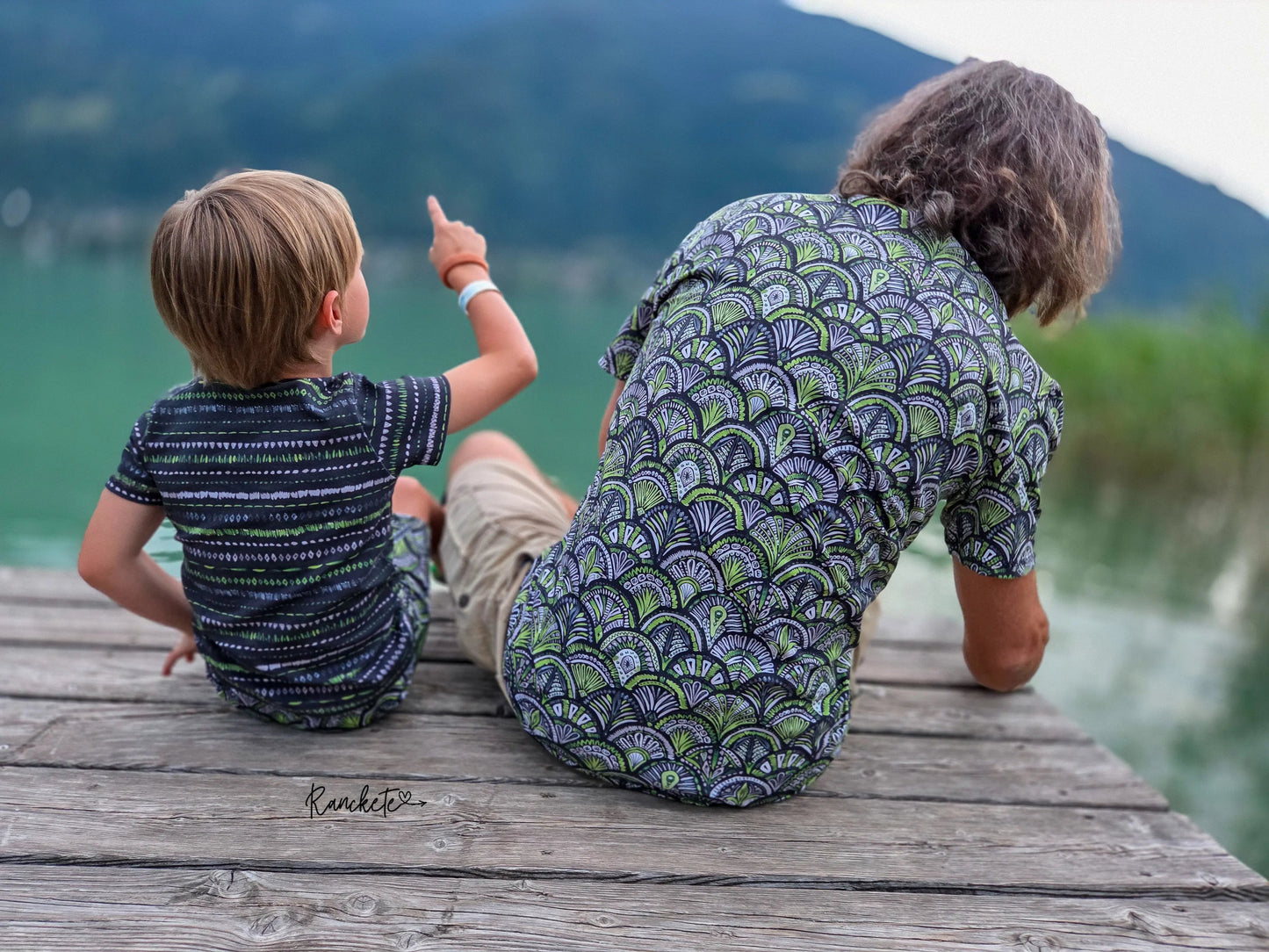 Partnerlook-Outfits aus dem Ornamentstoff Emerald Reverie, genäht aus Hemd und Kinder-Shirt-Hose-Set.
