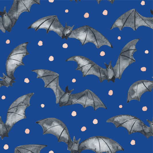 Halloween Stoff für Kinder mit fliegenden Fledermäusen auf Royalblau, handgemalt im Aquarell-Stil, Design Gespensterbande von HIP SOM HAP