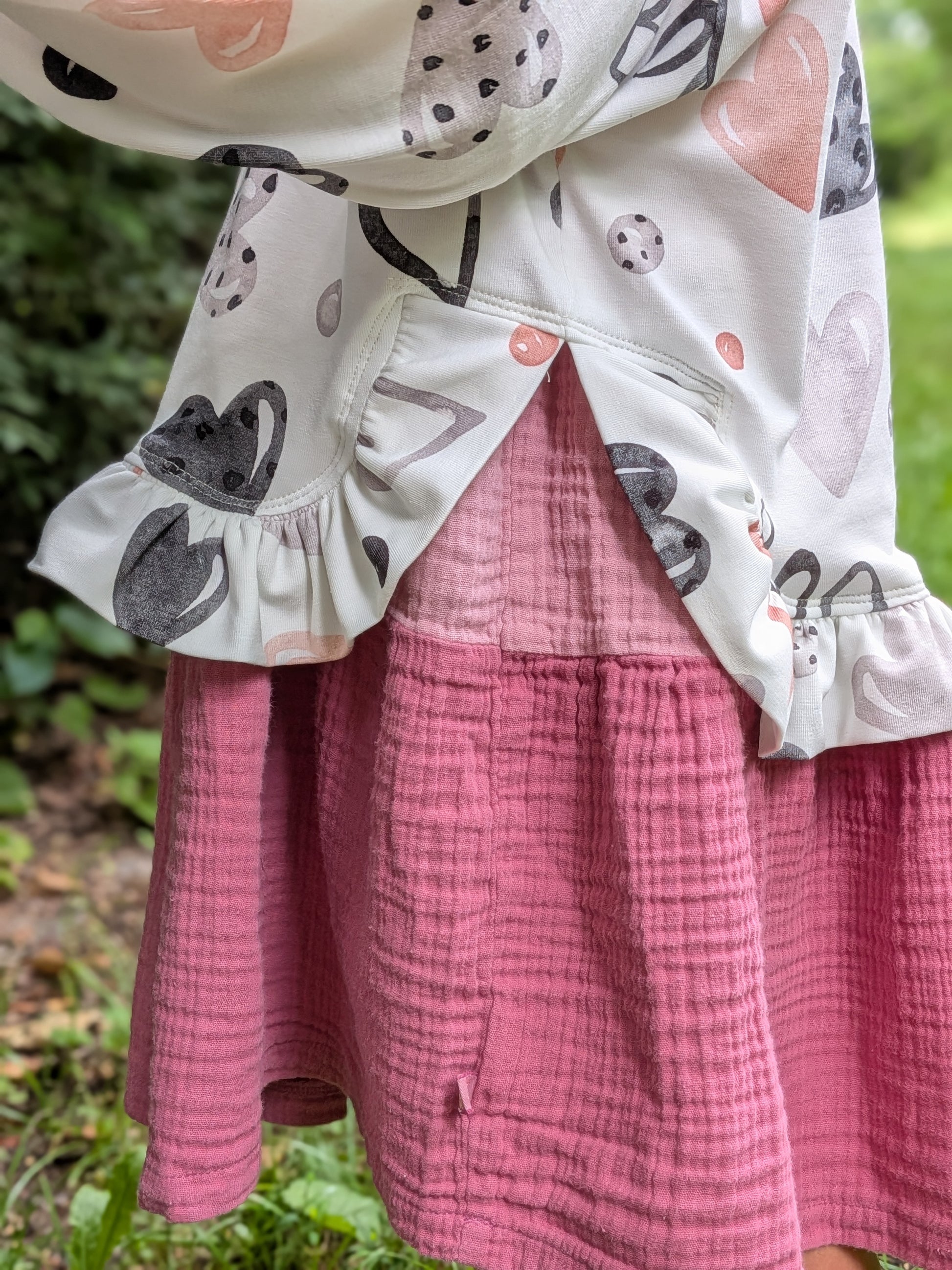 Detailansicht Rüschensaum und Gehschlitz an genähtem Shirt aus Halloween Stoff Herzen Weiß, Design Gespensterbande von HIP SOM HAP