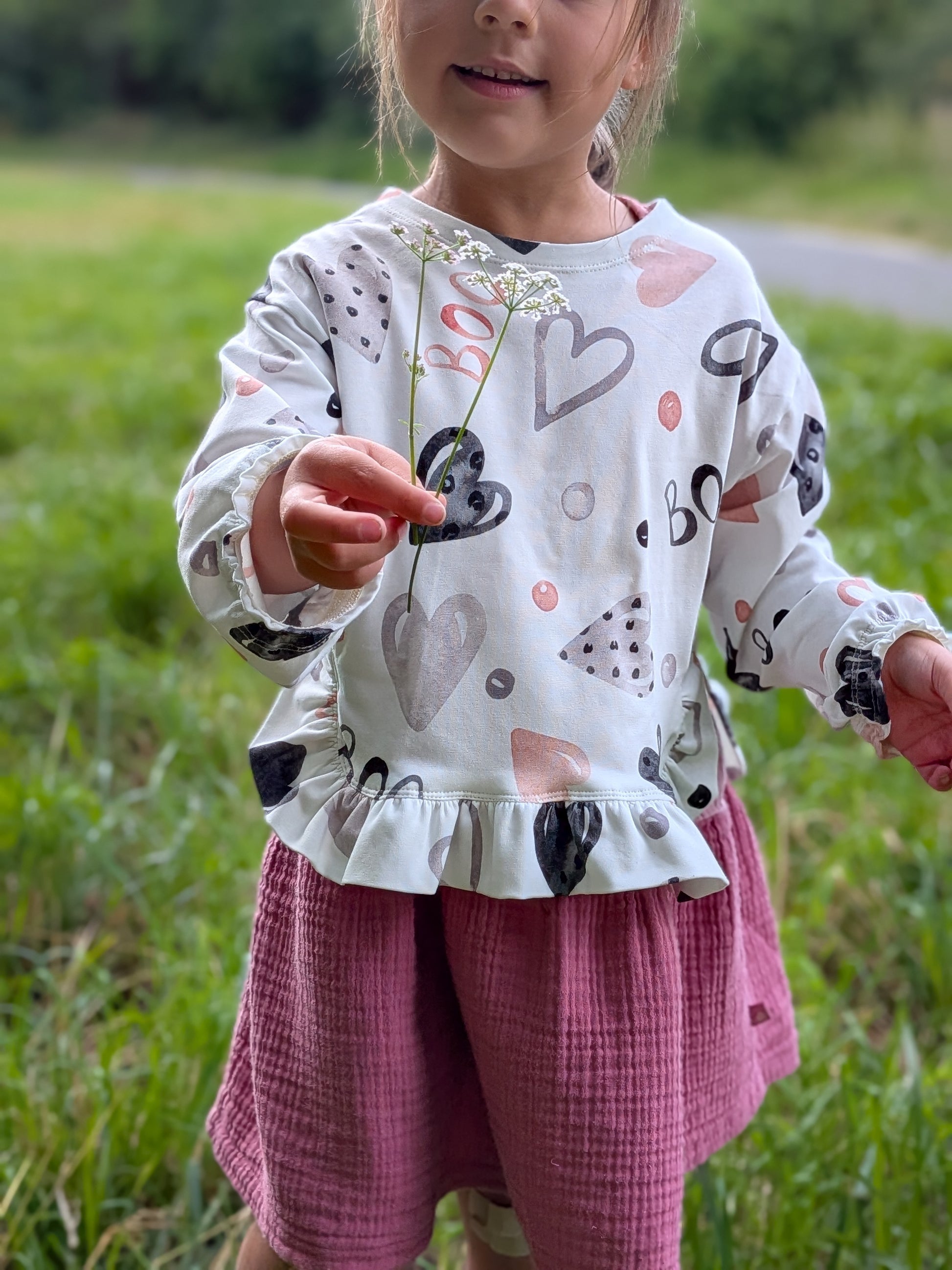 Kind trägt Shirt aus Halloween Stoff Herzen Weiß mit Rüschensaum, Design Gespensterbande von HIP SOM HAP