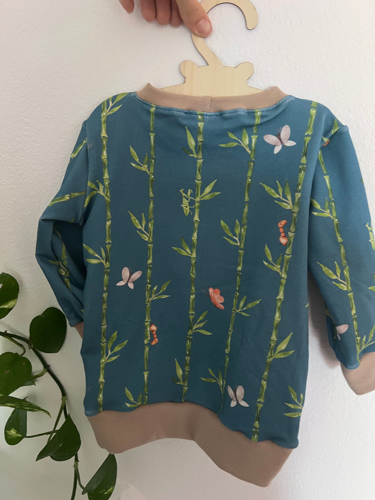 inderpullover aus Kinderstoff Hey Safari auf Petrol mit Bambus, Schmetterlingen und Ameisen und Gottesanbeterinnen