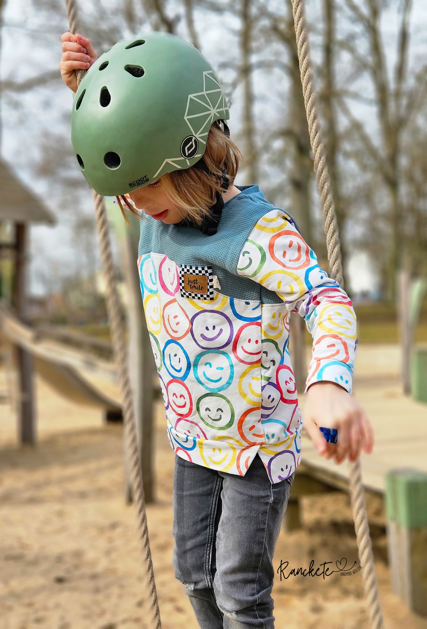 Kind in Ganzkörperansicht im Lachgesichter Stoff Shirt mit bunten Kreisen, Design Kunterbunte Gefühle von HIP SOM HAP