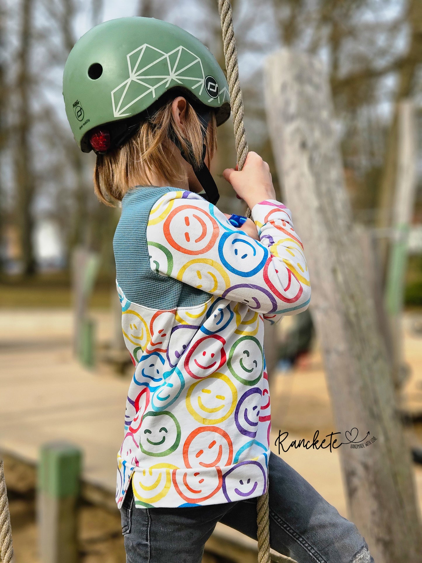 Seitenansicht Shirt aus Lachgesichter Stoff mit Waffelpiqué-Schulterpasse in Petrol, Design Kunterbunte Gefühle von HIP SOM HAP